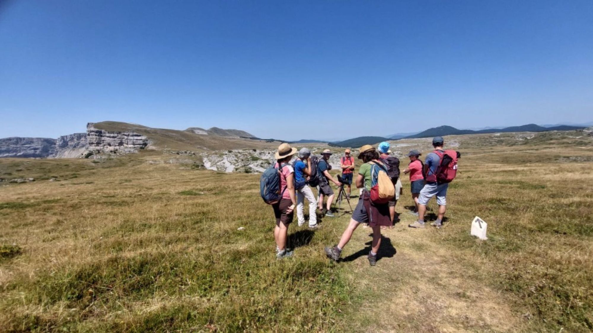 Un groupe d'adulte réuni sur le plaqteau du Vercors à Font d'Urle