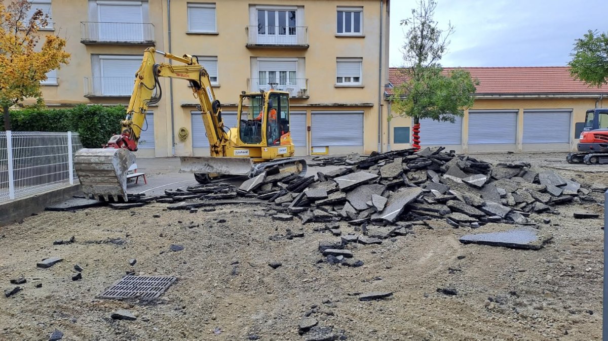 Cour d'école bitumée et minéralisée en Drôme en cours de décroutzge du béton